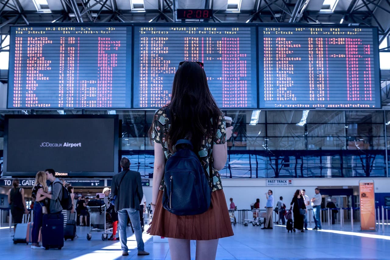Vietnam Travel Cost 2026: Noi Bai vs Tan Son Nhat Airport Transfers Ranked